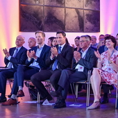 Feel-Photo HOCHWERTIGE PORTRAIT-, BUSINESS- & EVENTFOTOGRAFIE AUS EINER HAND! 013